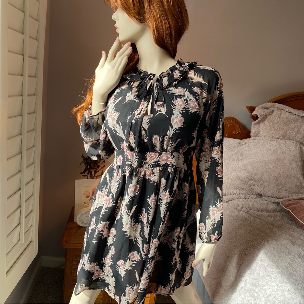 Beautiful vintage Emmellee black dress with pink feathers. Size M.